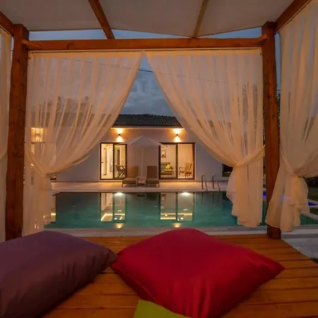 Willa De Mustakil Havuzlu Bahceli *